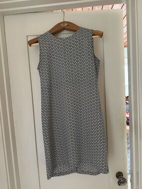 Sleeveless Black & White Geometric Shift Dress / work dress - size 4